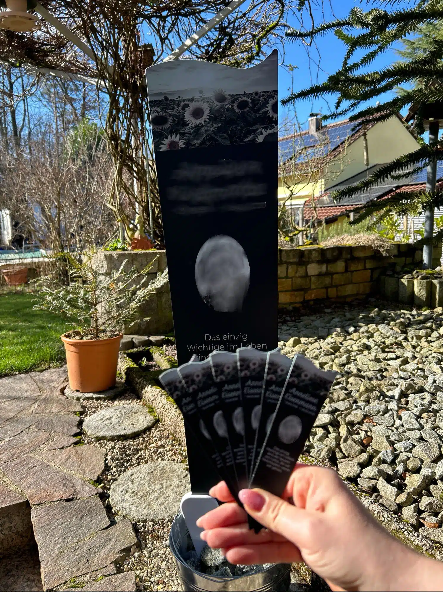 Individuelles Gedenkzeichen in Schwarz mit Sonnenblumen-Motiv und Porträt, ergänzt durch passende Erinnerungskarten – handgefertigtes Trauer-Set von kreatiefe im sonnigen Garten